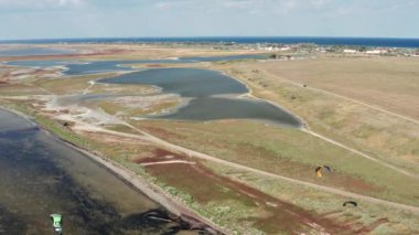 Tuz göllerinin üzerinden güzel bir yaz uçuşu. Kuru göller. Yeşil çimen.