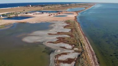 Tuz göllerinin üzerinden güzel bir yaz uçuşu. Kuru göller. Yeşil çimen.