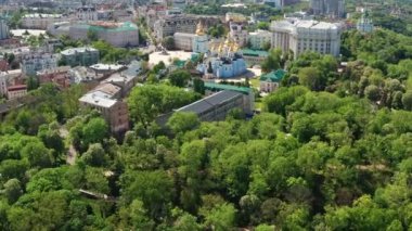 Öğleden sonra St. Michael 's Altın Kubbe Manastırı' nda güzel bir uçuş. Kiev 'deki evlerin sabah manzarası. Ukrayna 'nın başkentinin en üst görüntüsü.