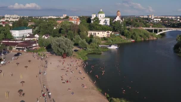 Letni Lot Nad Plażą Rzeką Tle Znajdują Się Kościoły Most — Wideo stockowe