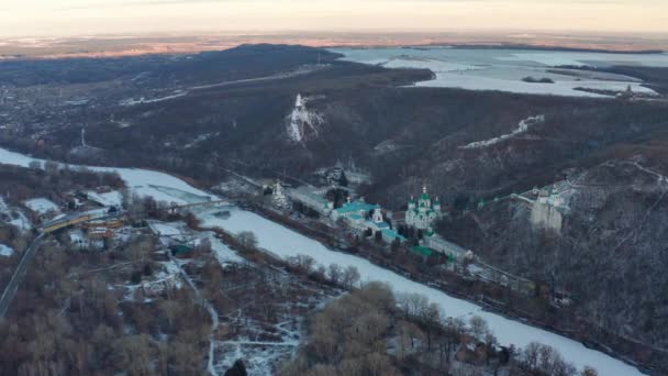 Winterflug Über Der Heilig Entschlafens Höhle Von Swjatogorsk Viele Kirchen — Stockvideo
