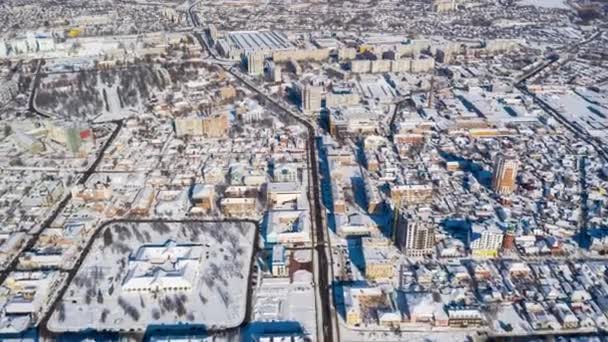 Hermoso Vuelo Invierno Sobre Ciudad Toda Ciudad Está Cubierta Nieve — Vídeos de Stock