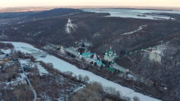 冬季飞越圣多明戈斯克拉瓦拉上空 楼上有很多教堂从上面的东正教修道院这条河被冰覆盖着 冬日的雪景 — 图库视频影像