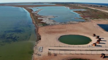 Tuz göllerinin üzerinden güzel bir yaz uçuşu. Kuru göller. Yeşil çimen.