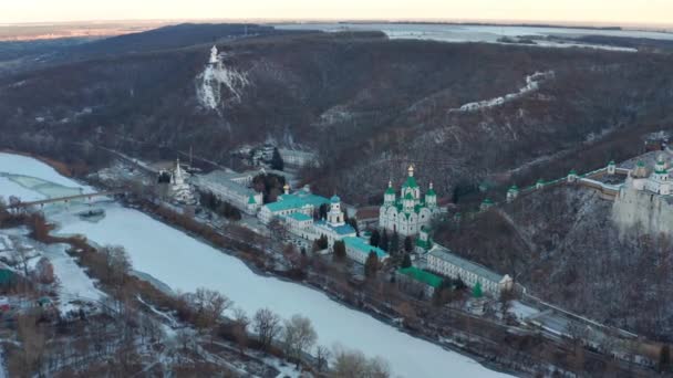 冬季飞越圣多明戈斯克拉瓦拉上空 楼上有很多教堂从上面的东正教修道院这条河被冰覆盖着 冬日的雪景 — 图库视频影像