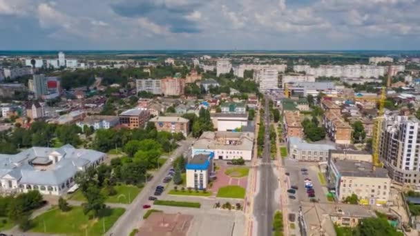 Vacker Sommarflygning Över Staden Ovanifrån Gatorna Hus Bilar Vackra Moln — Stockvideo