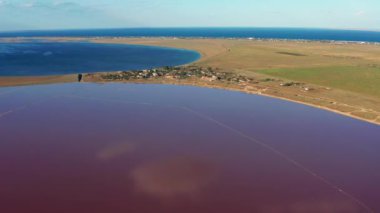 Tuzlu, pembe gölün güzel üst manzarası. Güzel pembe gün batımı.
