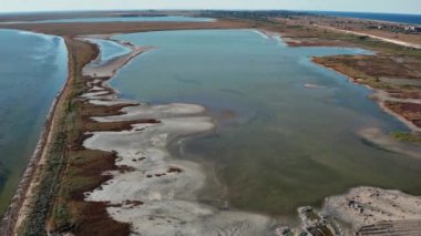 Tuz gölleri ve deniz üzerinde bir kuadrokopterle uçmak. Kıyı şeridi ve biraz bitki örtüsü. Çeşitli göllerin üst görünümü.