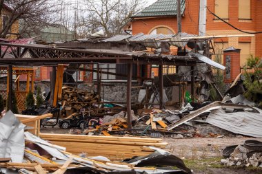 Bila Tserkva, Kyev bölgesi Ukrayna - 04.03.2022: Bir hava saldırısının sonuçları, Bila Tserkva 'daki yerleşim alanlarına yapılan bir füze saldırısı. Rus birlikleri Ukrayna 'daki evleri yok etti..