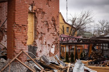Bila Tserkva, Kyev bölgesi Ukrayna - 04.03.2022: Bir hava saldırısının sonuçları, Bila Tserkva 'daki yerleşim alanlarına yapılan bir füze saldırısı. Rus birlikleri Ukrayna 'daki evleri yok etti..
