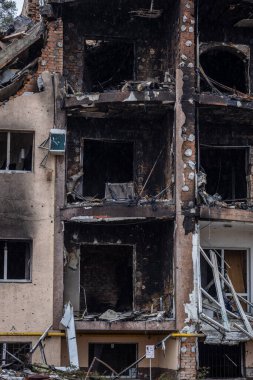 Irpin, Kyev bölgesi Ukrayna - 09.04.2022: Rus işgalinden sonra Ukrayna şehirleri. Irpen sokaklarında yıkılan binalar. Kırık, kabuklu camlar. Füzeler tarafından vurulduktan sonra binalar.