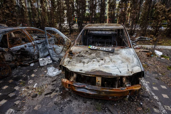 Irpin, Kyev bölgesi Ukrayna - 09.04.2022: Rus işgalinden sonra Ukrayna şehirleri. Arabalar caddede yandı. Irpin, Bucha, Gostomel. 