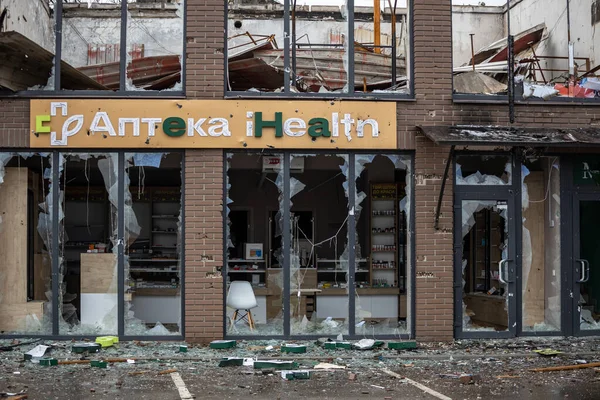 Irpin, Kyev bölgesi Ukrayna - 09.04.2022: Rus işgalinden sonra Ukrayna şehirleri. Irpen sokaklarında yıkılan binalar. Kırık, kabuklu camlar. Füzeler tarafından vurulduktan sonra binalar.