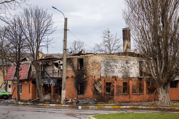 Irpin, Kyev bölgesi Ukrayna - 09.04.2022: Rus işgalinden sonra Ukrayna şehirleri. Irpen sokaklarında yıkılan binalar. Kırık, kabuklu camlar. Füzeler tarafından vurulduktan sonra binalar.