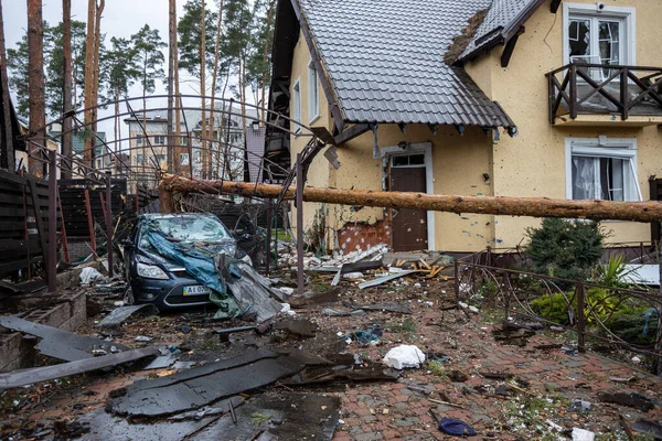 Irpin, Kyev bölgesi Ukrayna - 09.04.2022: Rus işgalinden sonra Ukrayna şehirleri. Ev ve bahçe Rus füzeleri, mayınlar, mermiler tarafından tahrip edildi. Irpin, Bucha, Gostomel.