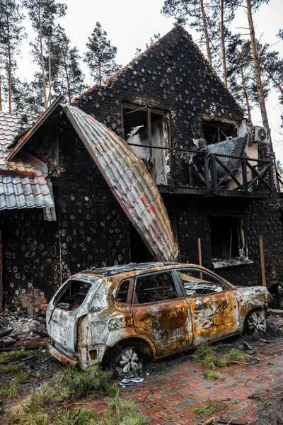 Irpin, Kyev bölgesi Ukrayna - 09.04.2022: Rus işgalinden sonra Ukrayna şehirleri. Arabalar caddede yandı. Irpin, Bucha, Gostomel. Roketler tarafından vurulduktan sonra yanan evler..