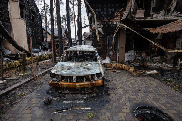 Irpin, Kyev bölgesi Ukrayna - 09.04.2022: Rus işgalinden sonra Ukrayna şehirleri. Arabalar caddede yandı. Irpin, Bucha, Gostomel. Roketler tarafından vurulduktan sonra yanan evler..