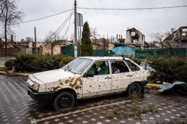 Irpin, Kyev bölgesi Ukrayna - 09.04.2022: Rus işgalinden sonra Ukrayna şehirleri. Irpin sokaklarında. Arabalara ateş etti. Irpin, Bucha, Gostomel.