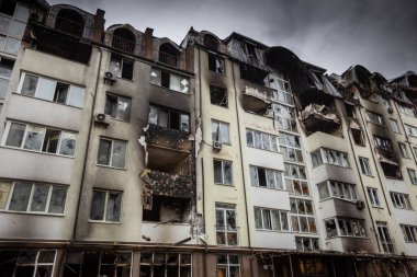 Irpin, Kyev bölgesi Ukrayna - 09.04.2022: Rus işgalinden sonra Ukrayna şehirleri. Irpen sokaklarında yıkılan binalar. Kırık, kabuklu camlar. Füzeler tarafından vurulduktan sonra binalar.
