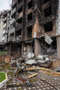 Irpin, Kyev bölgesi Ukrayna - 09.04.2022: Rus işgalinden sonra Ukrayna şehirleri. Irpen sokaklarında yıkılan binalar. Kırık, kabuklu camlar. Füzeler tarafından vurulduktan sonra binalar.
