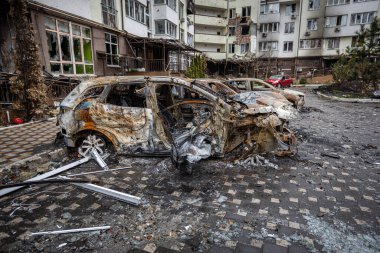 Irpin, Kyev bölgesi Ukrayna - 09.04.2022: Rus işgalinden sonra Ukrayna şehirleri. Arabalar caddede yandı. Irpin, Bucha, Gostomel.