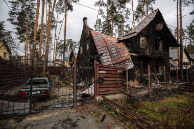 Irpin, Kyev bölgesi Ukrayna - 09.04.2022: Rus işgalinden sonra Ukrayna şehirleri. Roketler ve mayınlar tarafından vurulduktan sonra yanan evler. Irpin, Bucha, Gostomel.