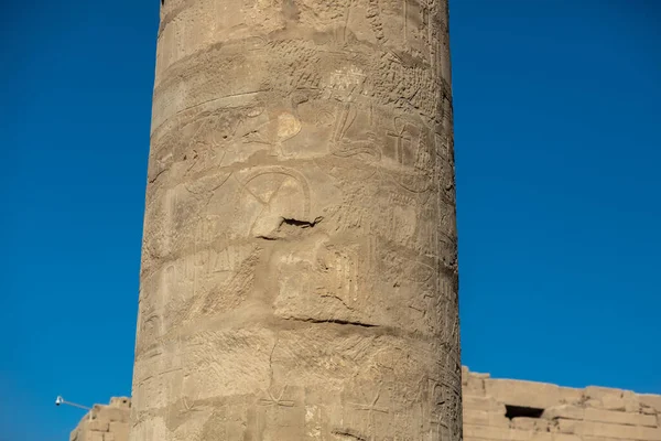 不同的列与象形文字在卡尔纳克神庙 卡尔纳克神殿是古埃及最大的建筑群 — 图库照片