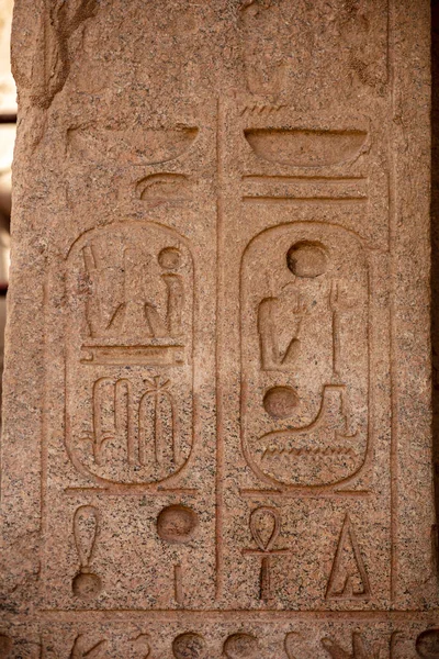 Különböző Hieroglifák Falakon Oszlopokon Karnak Templomban Karnak Templom Legnagyobb Komplexum — Stock Fotó