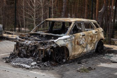 Hostomel, Kyev bölgesi Ukrayna - 09.04.2022: Rus işgalinden sonra Ukrayna şehirleri. Arabalar caddede yandı. Irpin, Bucha, Gostomel.