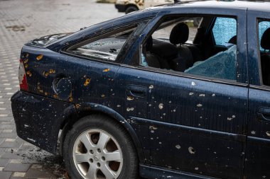 Irpin, Kyev bölgesi Ukrayna - 09.04.2022: Rus işgalinden sonra Ukrayna şehirleri. Irpin sokaklarında. Arabalara ateş etti. Irpin, Bucha, Gostomel.