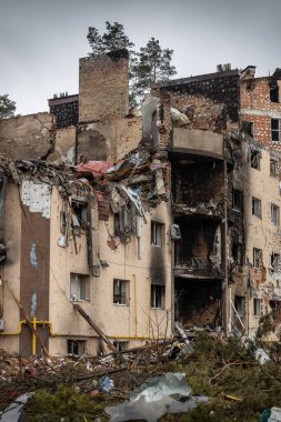 Irpin, Kyev bölgesi Ukrayna - 09.04.2022: Rus işgalinden sonra Ukrayna şehirleri. Irpen sokaklarında yıkılan binalar. Kırık, kabuklu camlar. Füzeler tarafından vurulduktan sonra binalar.