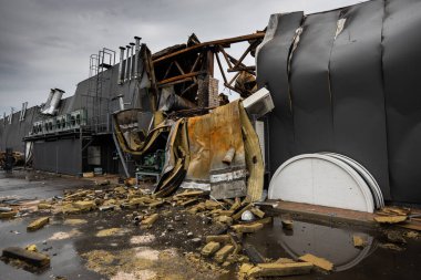 Hostomel, Kyev bölgesi Ukrayna - 09.04.2022: Rus birliklerinin roket saldırısı sonrasında metal bir süpermarket tamamen yandı.