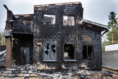 Hostomel, Kyev bölgesi Ukrayna - 09.04.2022: Rus işgalinden sonra Ukrayna şehirleri. Roketler ve mayınlar tarafından vurulduktan sonra yanan evler. Irpin, Bucha, Gostomel.