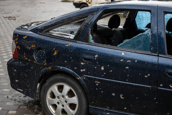 Irpin, Kyev bölgesi Ukrayna - 09.04.2022: Rus işgalinden sonra Ukrayna şehirleri. Irpin sokaklarında. Arabalara ateş etti. Irpin, Bucha, Gostomel.