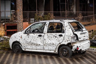 Irpin, Kyev bölgesi Ukrayna - 09.04.2022: Rus işgalinden sonra Ukrayna şehirleri. Irpin sokaklarında. Arabalara ateş etti. Irpin, Bucha, Gostomel.