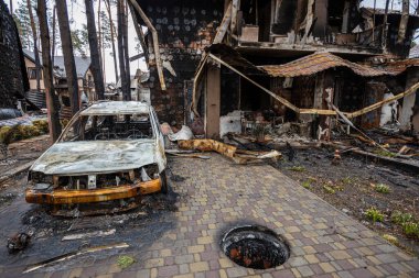 Irpin, Kyev bölgesi Ukrayna - 09.04.2022: Rus işgalinden sonra Ukrayna şehirleri. Arabalar caddede yandı. Irpin, Bucha, Gostomel. Roketler tarafından vurulduktan sonra yanan evler..