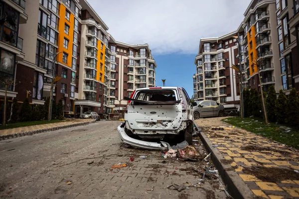 Irpin, Kyev bölgesi Ukrayna - 09.04.2022: Rus işgalinden sonra Ukrayna şehirleri. Irpin sokaklarında. Arabalara ateş etti. Irpin, Bucha, Gostomel.