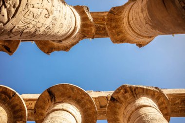 Karnak tapınağında hiyeroglifli farklı sütunlar. Karnak tapınağı eski Mısır 'daki en büyük kompleks..