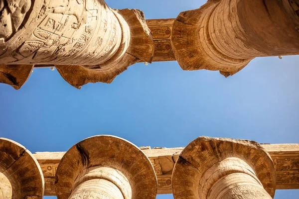 카르나크 신전에 문자가 기둥들 카르나크 사원은 이집트에서 건물이다 — 스톡 사진
