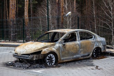 Hostomel, Kyev bölgesi Ukrayna - 09.04.2022: Rus işgalinden sonra Ukrayna şehirleri. Arabalar caddede yandı. Irpin, Bucha, Gostomel.