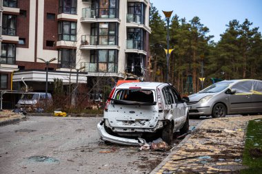 Hostomel, Kyev bölgesi Ukrayna - 09.04.2022: Rus işgalinden sonra Ukrayna şehirleri. Hostomel sokaklarında. Arabalara ateş etti. Irpin, Bucha, Gostomel.