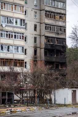 Irpin, Kyev bölgesi Ukrayna - 09.04.2022: Rus işgalinden sonra Ukrayna şehirleri. Irpen sokaklarında yıkılan binalar. Kırık, kabuklu camlar. Füzeler tarafından vurulduktan sonra binalar.