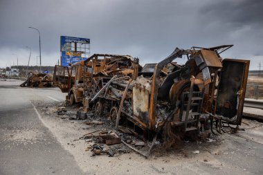 Hostomel, Kyev bölgesi Ukrayna - 09.04.2022: Rus işgalinden sonra Ukrayna şehirleri. Bombardıman sonrası yanan askeri araçlar..