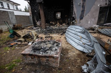 Hostomel, Kyev bölgesi Ukrayna - 09.04.2022: Rus işgalinden sonra Ukrayna şehirleri. Roketler ve mayınlar tarafından vurulduktan sonra yanan evler. Irpin, Bucha, Gostomel.