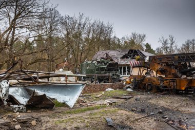 Irpin, Kyev bölgesi Ukrayna - 09.04.2022: Rus işgalinden sonra Ukrayna şehirleri. Şehrin sokaklarında askeri teçhizat yok edildi. Bir sürü yanmış ve bombalanmış araç var..