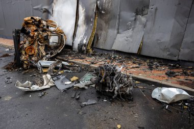 Hostomel, Kyev bölgesi Ukrayna - 09.04.2022: Rus işgalinden sonra Ukrayna şehirleri. Arabalar caddede yandı. Motor arabadan ayrılmıştır..