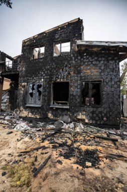 Hostomel, Kyev bölgesi Ukrayna - 09.04.2022: Rus işgalinden sonra Ukrayna şehirleri. Roketler ve mayınlar tarafından vurulduktan sonra yanan evler. Irpin, Bucha, Gostomel.