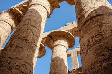 Karnak tapınağında hiyeroglifli farklı sütunlar. Karnak tapınağı eski Mısır 'daki en büyük kompleks..