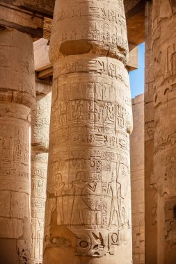 Karnak tapınağında hiyeroglifli farklı sütunlar. Karnak tapınağı eski Mısır 'daki en büyük kompleks..