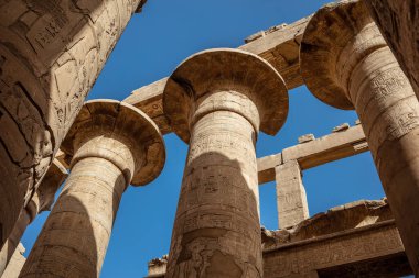 Karnak tapınağında hiyeroglifli farklı sütunlar. Karnak tapınağı eski Mısır 'daki en büyük kompleks..